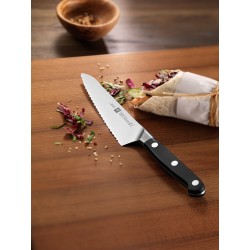 Kompaktowy nóż szefa kuchni z ząbkami Zwilling Pro