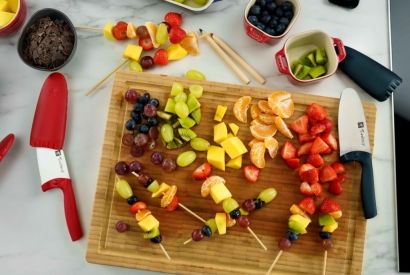 Kolorowe szaszłyki z owoców