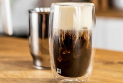 Domowa kawa okiem baristy – jak zrobić idealną mleczną piankę?